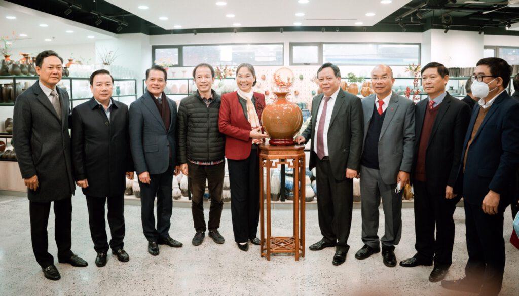 Phó bí thư thành ủy Nguyễn Văn Phong đến thăm, động viên sản xuất tại Công ty TNHH gốm sứ Quang Vinh