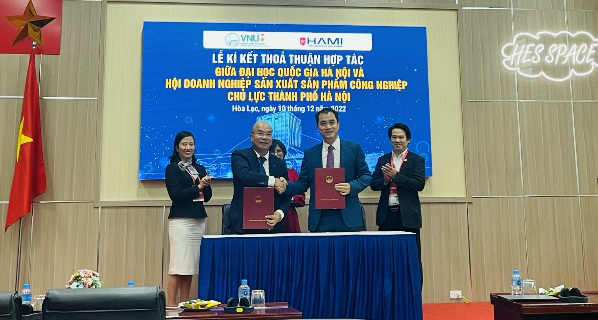 Phó Chủ tịch Hội công nghiệp chủ lực HAMI ký kết thoả thuận hợp tác với Đại học Quốc gia Hà Nội