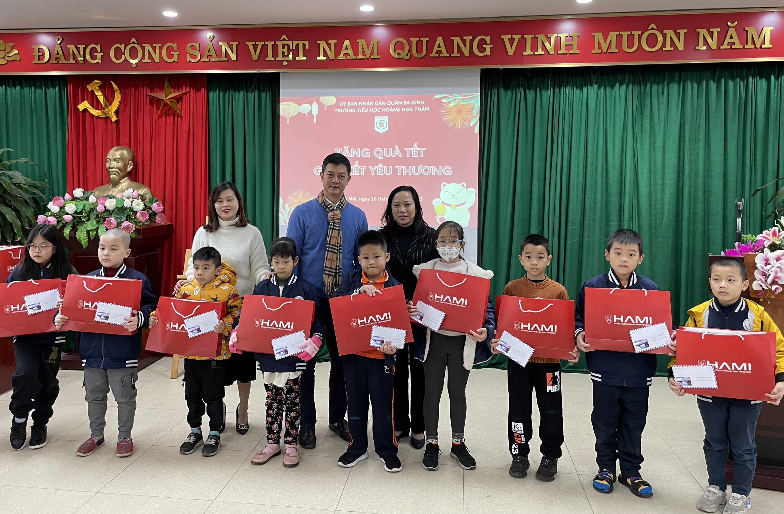 Hội HAMI trao quà Tết cho gia đình chính sách, học sinh có hoàn cảnh khó khăn trên địa bàn quận Ba Đình