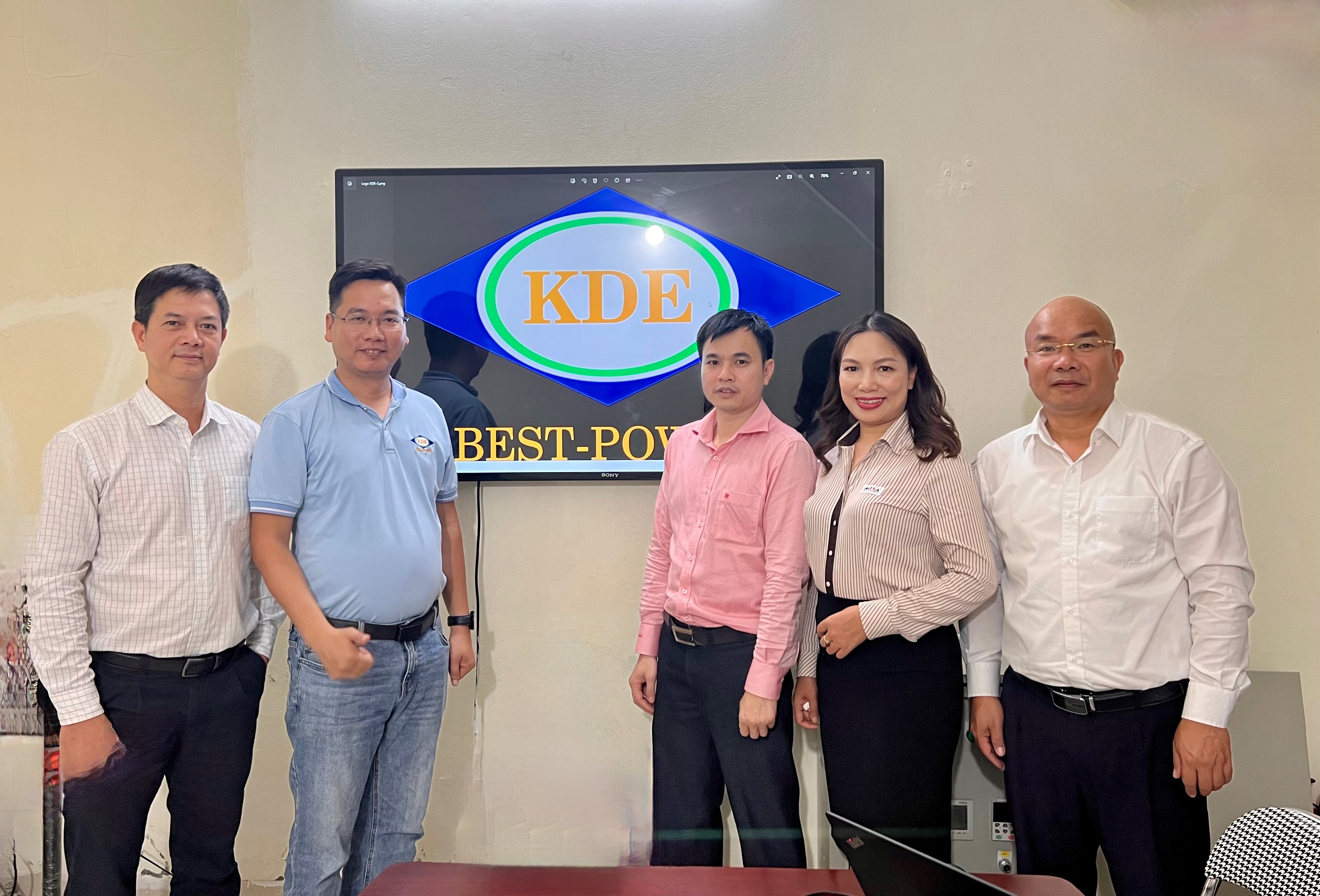Phó Chủ tịch Hội HAMI tới thăm Công ty cổ phần điện - tự động hoá Phúc Huy Hoàng