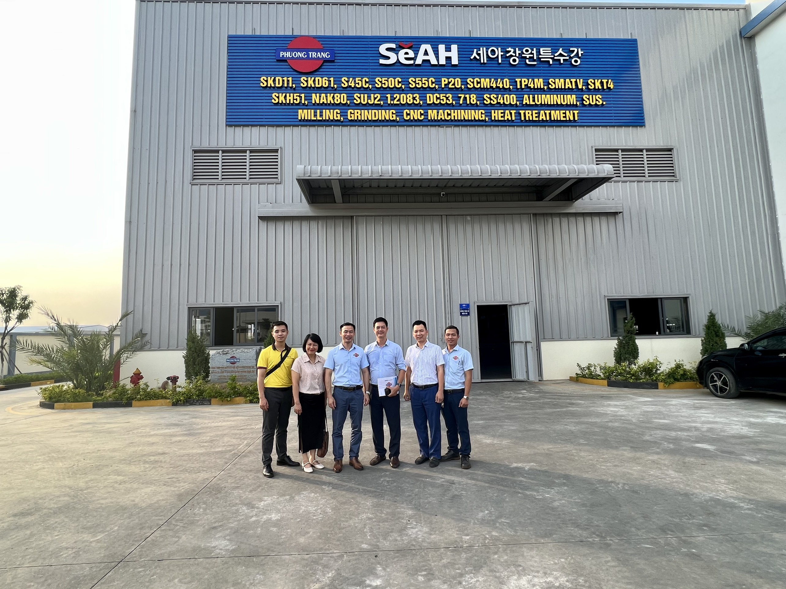 Ông Lại Hoàng Dương - Phó ban Truyền thông đã tới thăm Công ty TNHH Thép Đặc Biệt Phương Trang