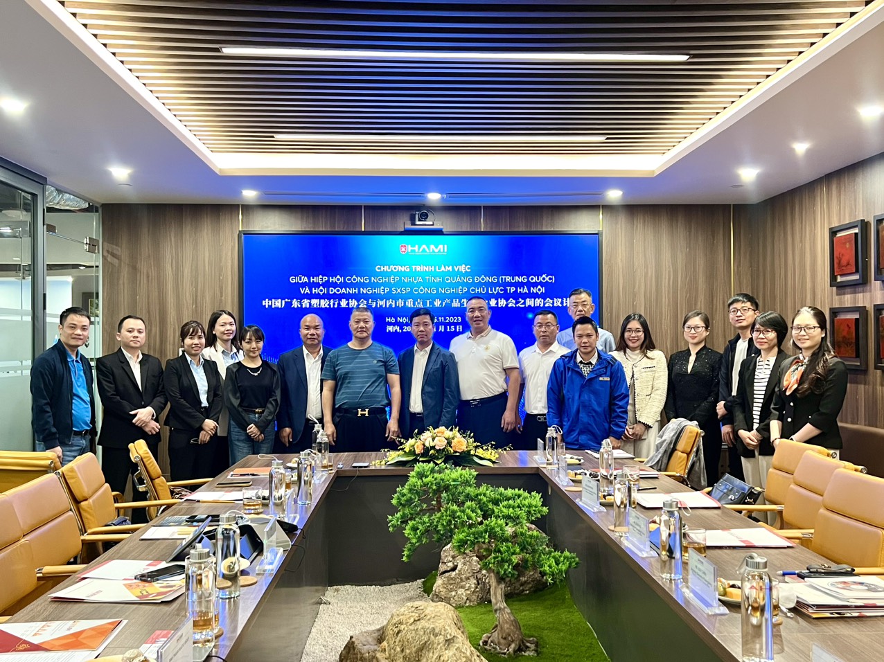 Chủ tịch Lê Vĩnh Sơn làm việc với Hiệp hội công nghiệp nhựa tỉnh Quảng Đông (Trung Quốc)