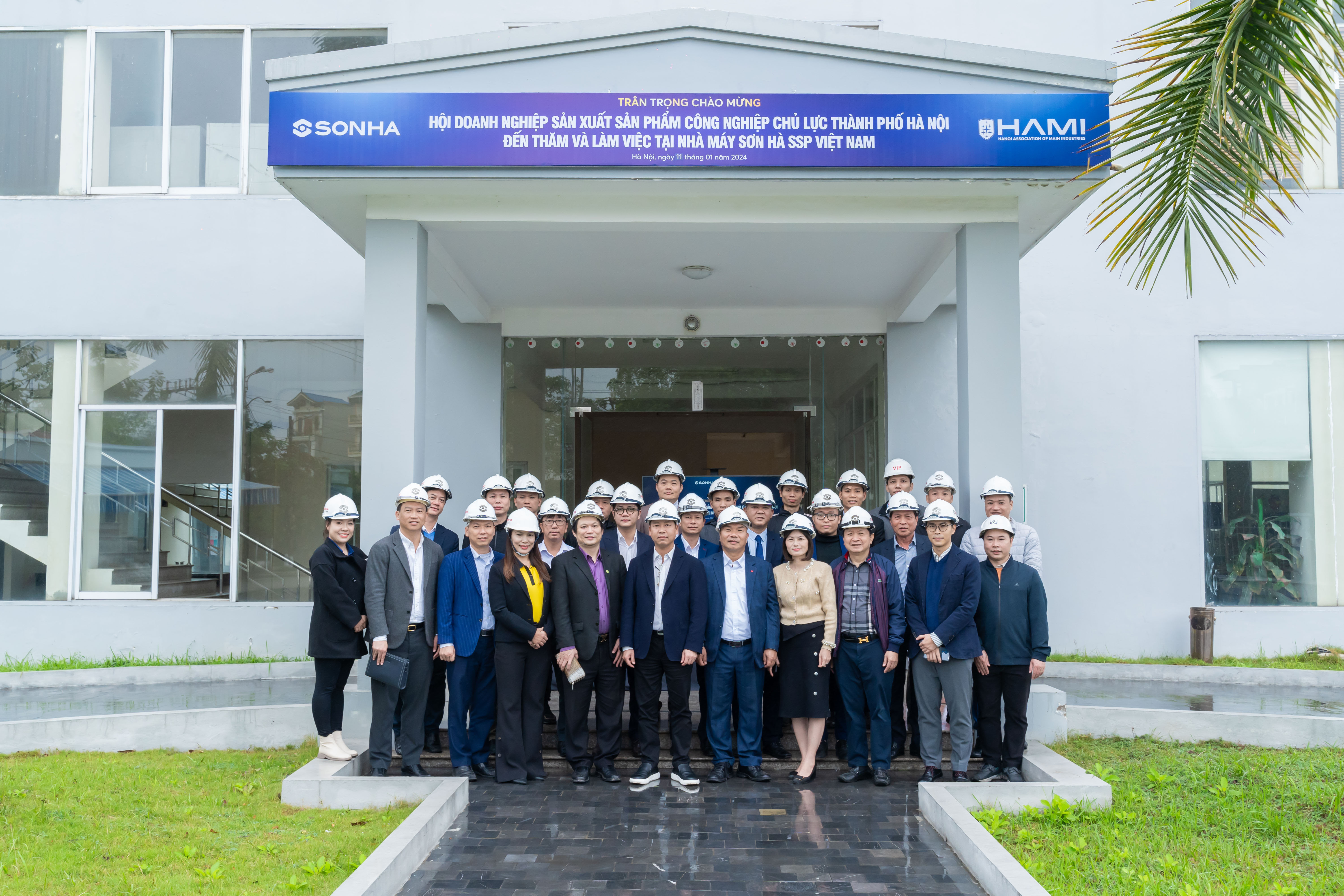 Doanh nghiệp chủ lực đi tham quan tại Nhà máy Sơn Hà (KCN Phùng)