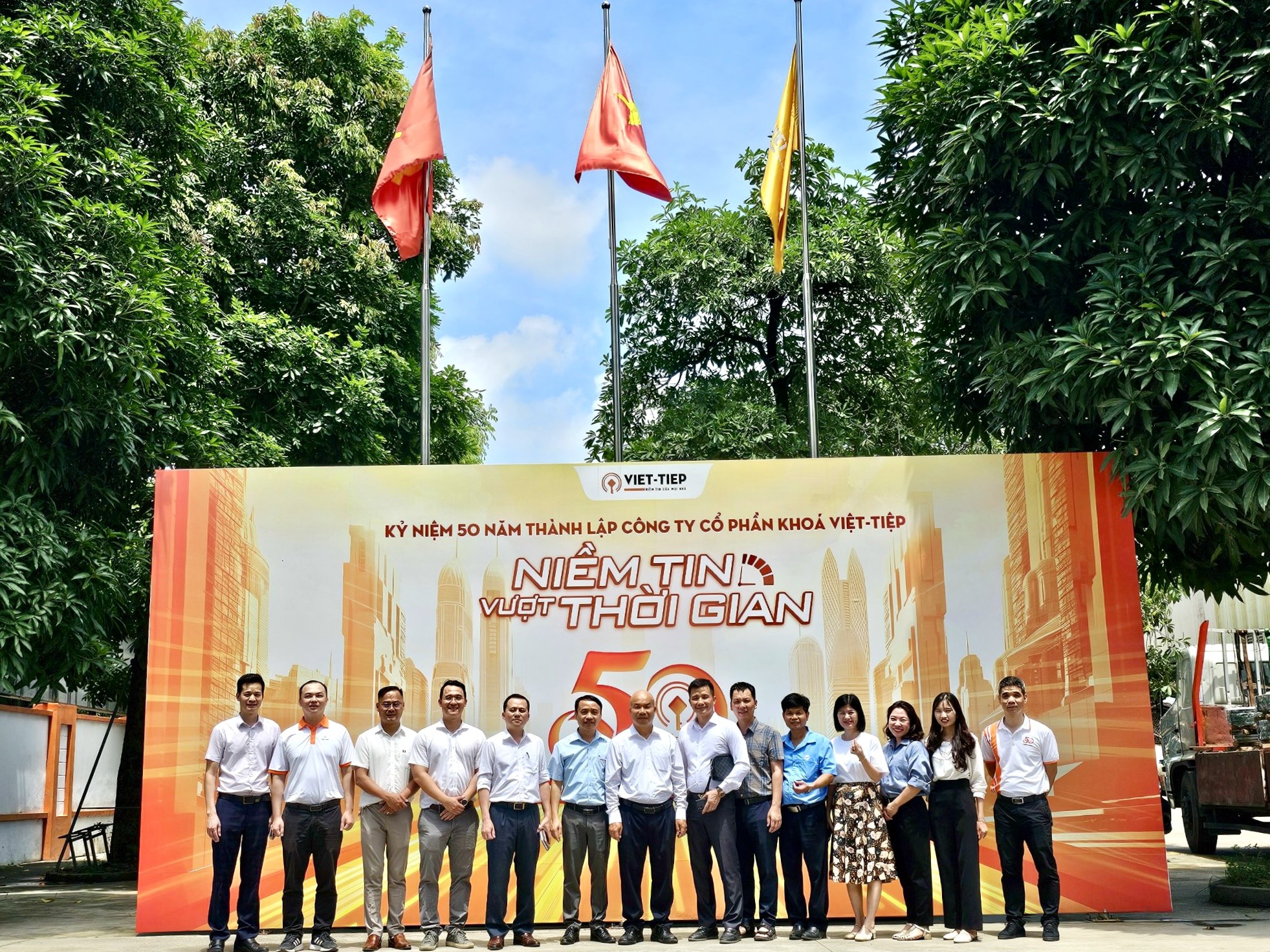 Phó Chủ tịch Hội HAMI đến thăm và làm việc tại Công ty CP Khóa Việt - Tiệp