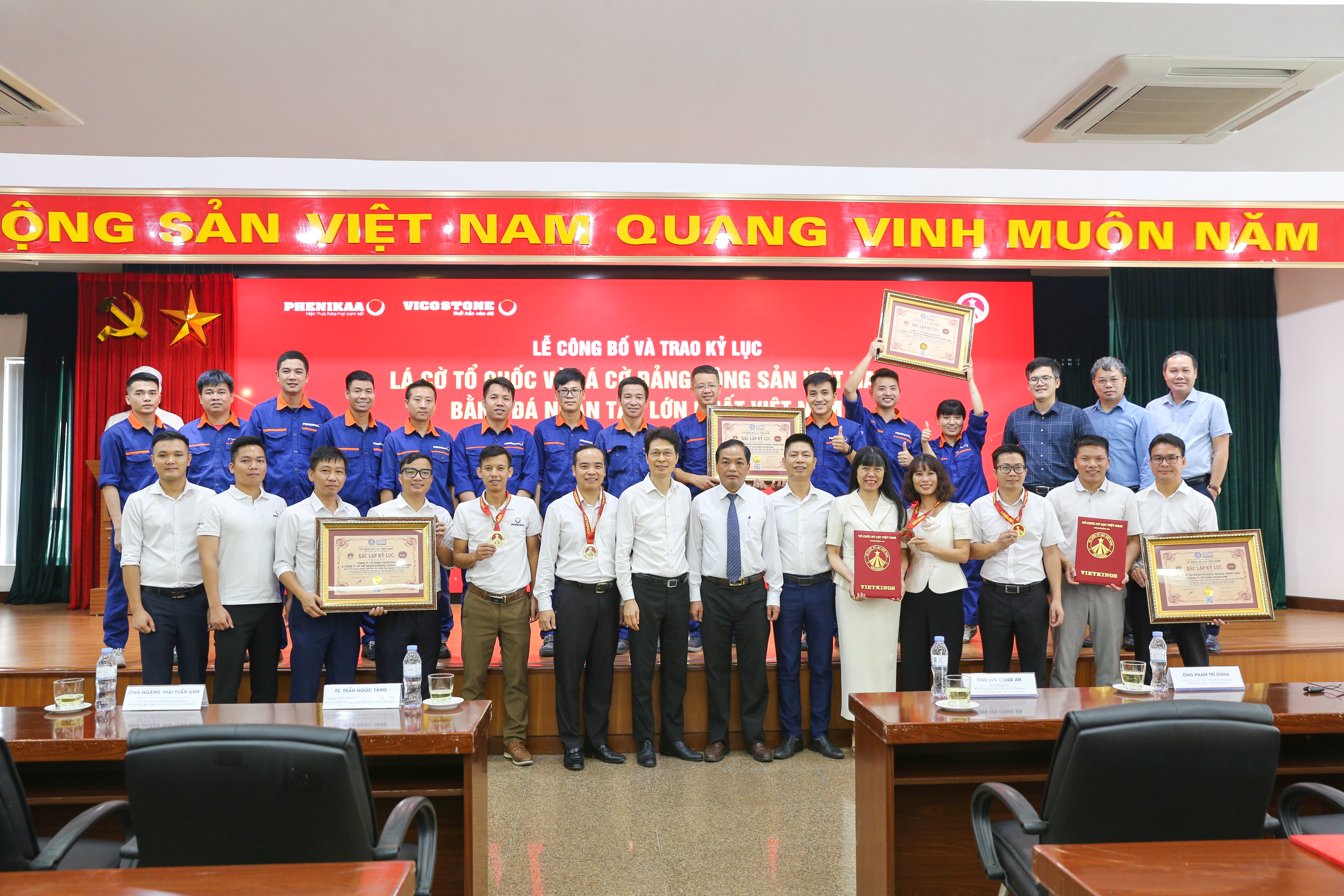 Lá Cờ Tổ quốc và Lá Cờ Đảng Cộng sản Việt Nam bằng đá VICOSTONE® lập kỷ lục Việt Nam