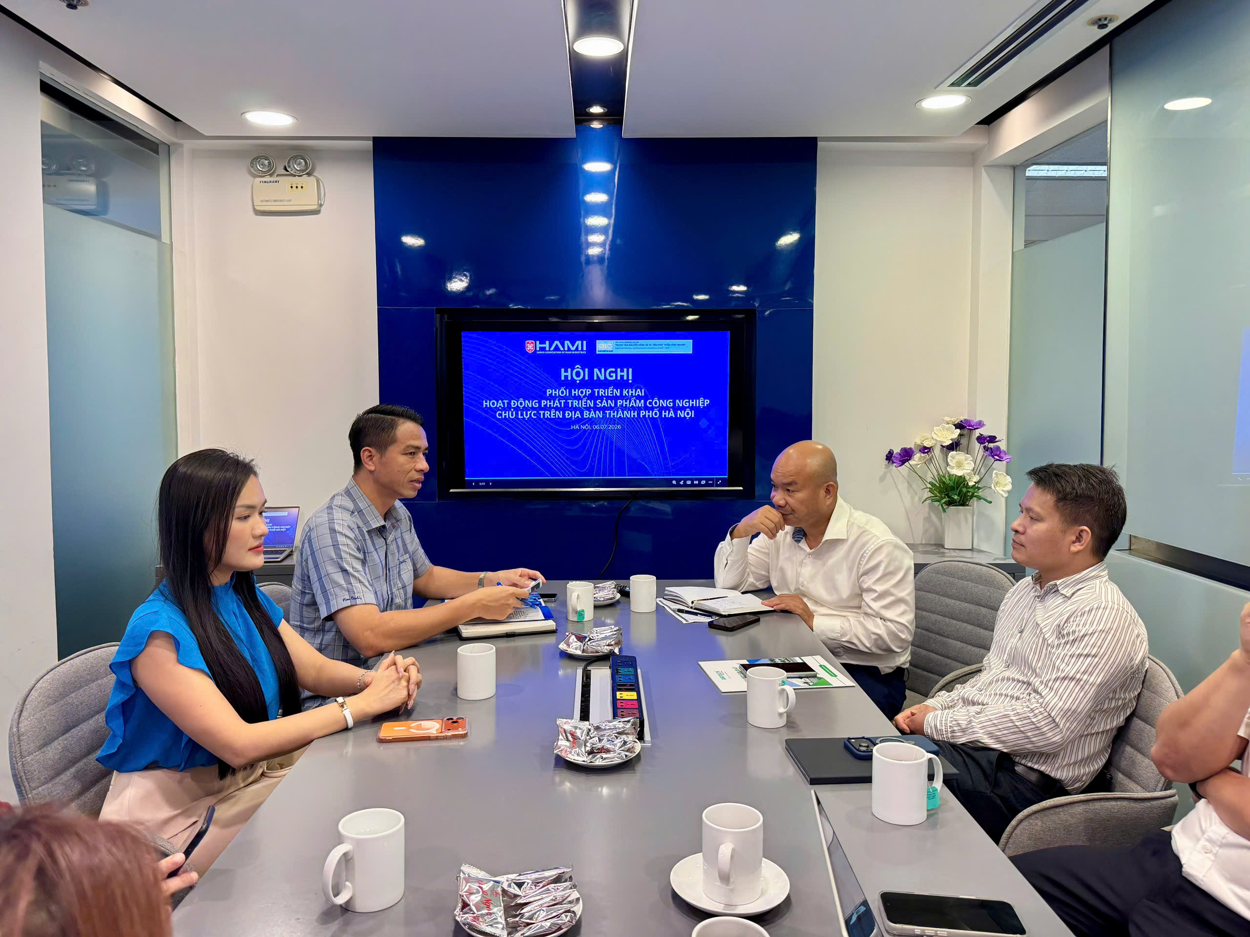 Phó Chủ tịch HAMI Nguyễn Công Cường chủ trì buổi làm việc về phát triển sản phẩm công nghiệp chủ lực và công nghiệp hỗ trợ Hà Nội